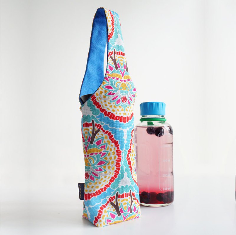 畢業季，與好友創造美好回憶。在夏日飲一口冰品，就宛如瓶身縮口曲線般冷冽。 將夏日使用的保冷壺，裝進如紅酒瓶優雅線條的水壺提袋中，喝水就如同品酒般享受，珍視心愛的水壺如紅酒。 ▲若未成團，則可溝通改期或