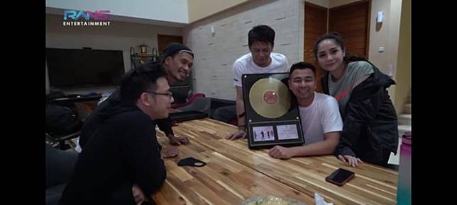 Keluarga Raffi Ahmad Donasi Rp350 Juta untuk Kru Band Terdampak Corona 