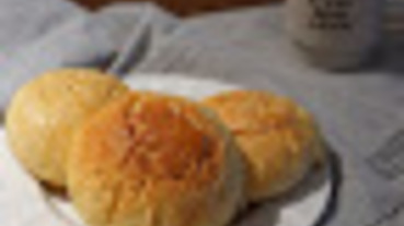 [烘焙食譜] 肉鬆菠蘿麵包。麵包機食譜!吃起來鹹甜酥香的古早味麵包!