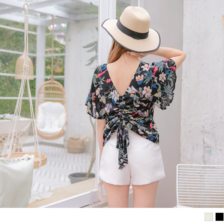 採用輕盈的雪紡面料使肌膚輕盈自在一整天， Ｖ領剪裁修飾臉部線條且知性感加分~ 渡假感的印花打造時髦迷人穿著， 抓皺抽繩綁帶設計點綴整體感造型~ 正反皆可兩面穿展現不同女人味ＬＯＯＫ， 此款2色寬袖上衣