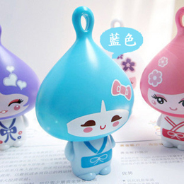 •造型可愛 •小巧易用，掛在身上小風扇最方便 •設計簡便，使用容易安全，小朋友也容易上手 •不用時放置書桌，立體擺設，解悶最佳