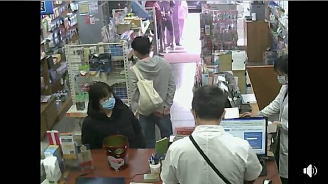 女客人等待系統當機，看到隔壁櫃台流程順暢開始不耐煩 (圖／翻攝自臉書藥局大小事)