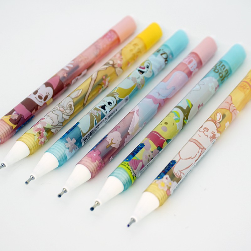 迪士尼(櫻花系)大三角自動中油筆主要成份：塑膠、墨水產地：台灣#米老鼠#小熊維尼#奇奇蒂蒂#瑪莉貓#小飛象#小鹿斑比