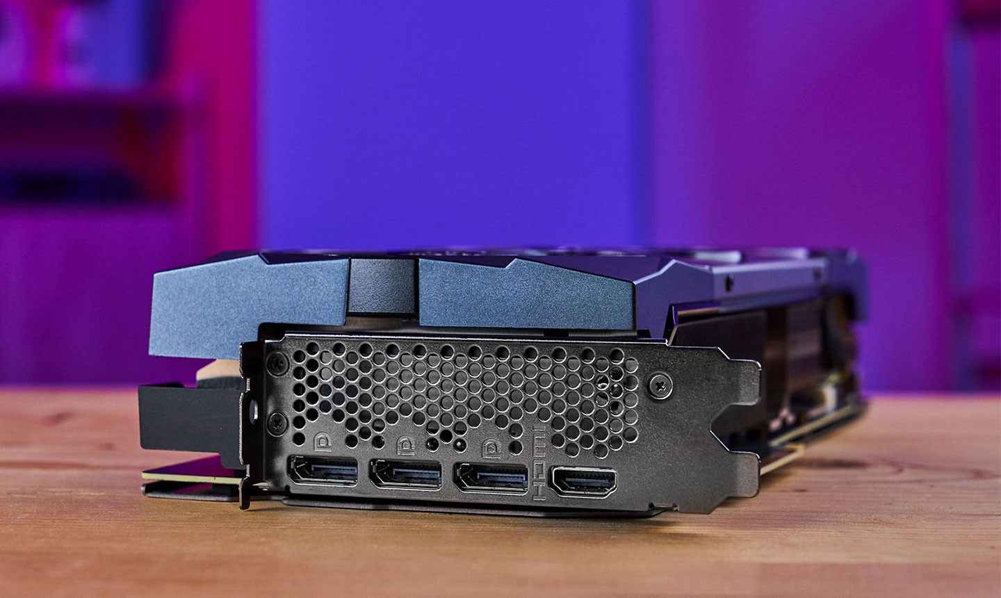 連結埠共提供 HDMI 2.1 一組與 DisplayPort 1.4a 三組。