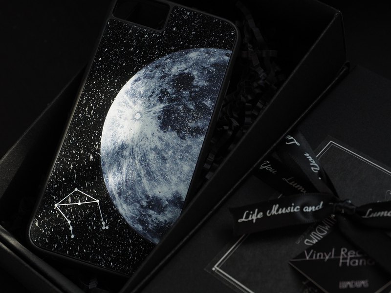 真實黑膠唱片的觸感，把被遺忘的聲音帶到你身邊 // HIRAETH 浪漫星球系列 - 黑膠唱片手工 Phone Case // 來自70-2000年代的黑膠唱片，用歲月去重新記錄你的生活。 接受客製化
