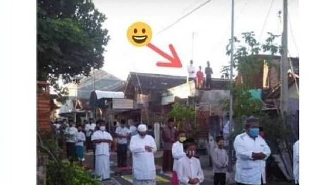 Unik Orang Salat Berjemaah di Atap Rumah