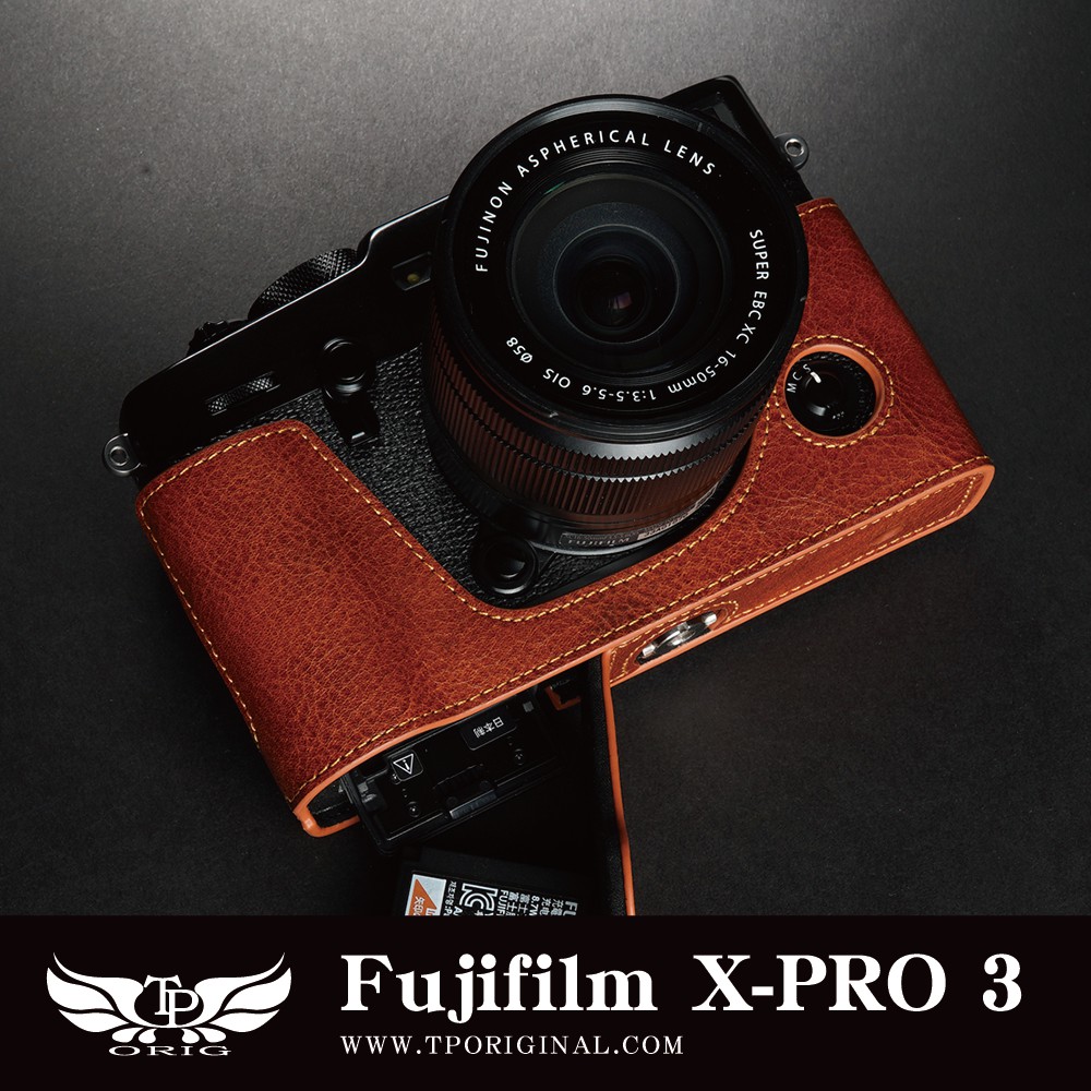 【適用機型】Fujifilm X-Pro3 【商品規格】內容：底座X1、專用螺絲X1材質：頭曾牛皮、絨布、鋁合金重量：50 g【產品特性】1.頂級皮質：TP採用南美洲哥倫比亞最為出名的頂級頭層牛皮，無