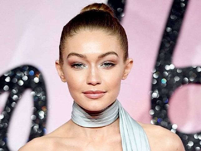 Gigi Hadid Jadi Fotografer Iklan Versace Zayn Malik