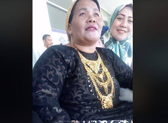 Viral! Gokil Emak-Emak Pakai 1.150 Gram Emas, Netizen 