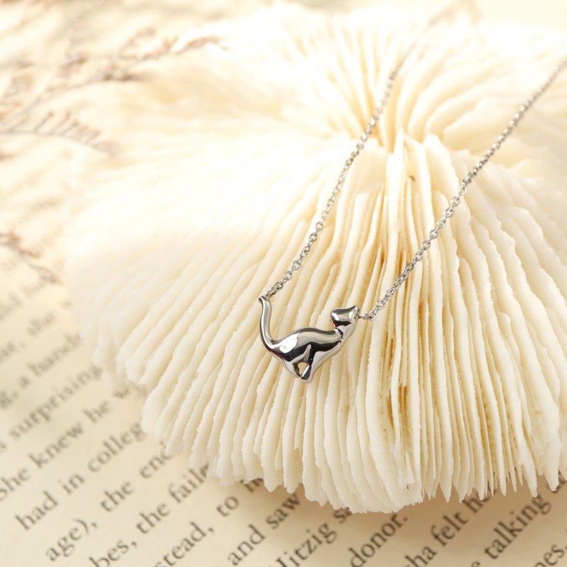 豎立著雙耳、坐立凝視遠方 優美的身形曲線，舉手投足無不散發著高貴神秘的氣息令我甘願沉醉著迷。