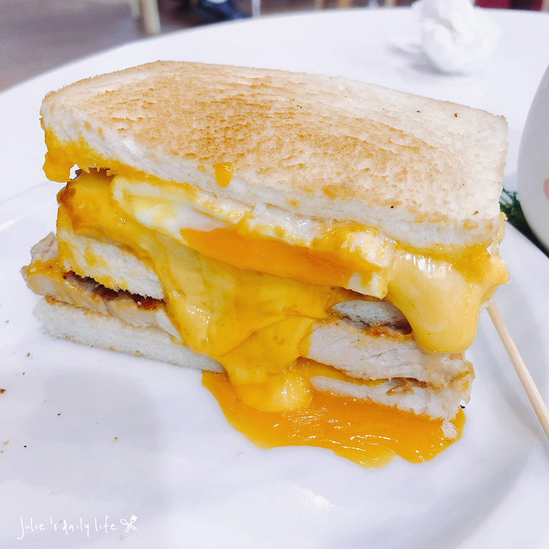 三明治,三重,三重早午餐,下午茶,午餐,厚切蛋餅,吐司,咖啡,早午餐,早餐,果汁,蒸氣吐司,蛋餅,餓店,餓店蒸氣吐司/厚切蛋餅 @跟著Julie一起走吧