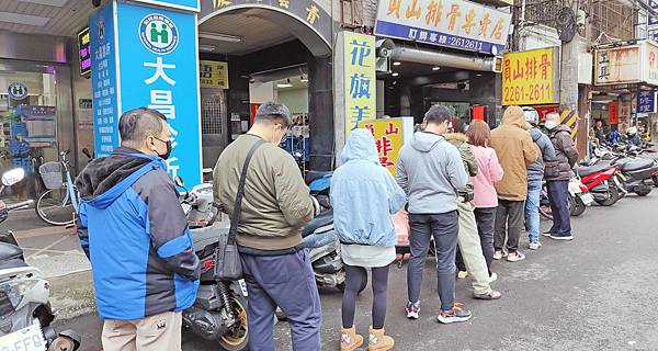 【土城美食】員山排骨-還沒用餐時間就已經排到大馬路上的爆人氣排骨店