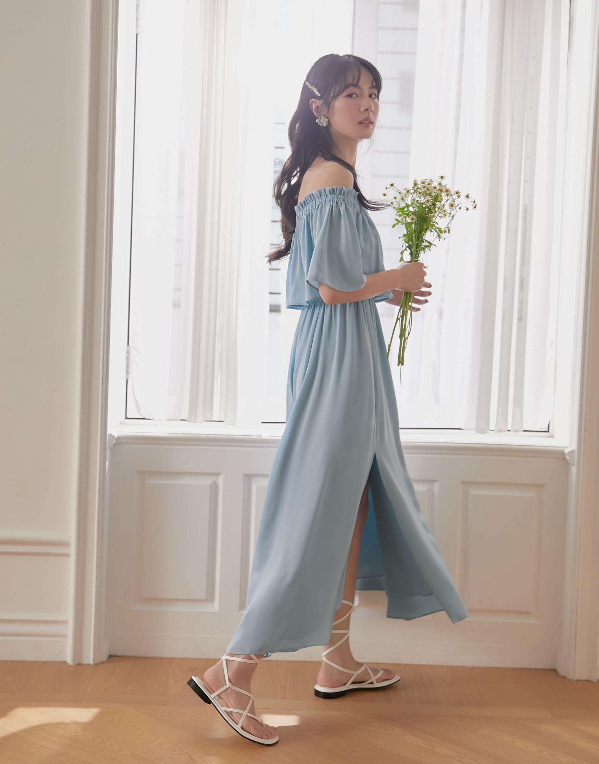 荷葉平口/肩膀及腰間有做鬆緊彈性/雙層下擺增添飄逸浪漫感