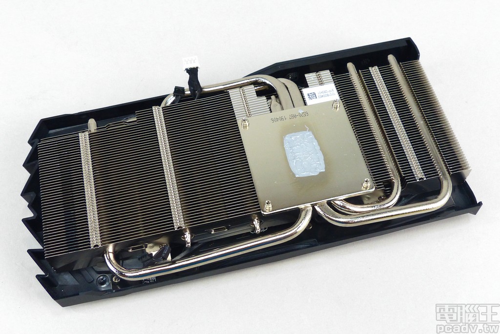 散熱器採用 3 根 6mm 熱導管貫穿銅鍍鎳底座與鋁質鰭片