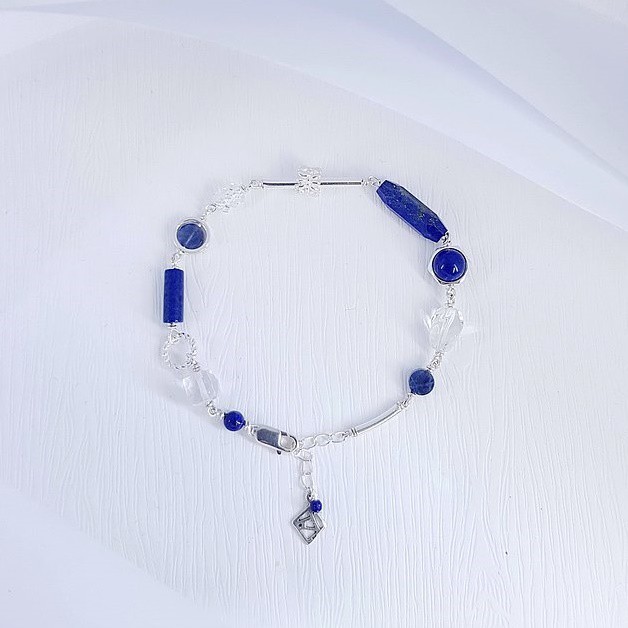 品牌｜Terry & Andris 輕珠寶青金石〈Lapis Lazuli〉其中含金黃色(黃鐵礦)或白色(方鈉石)的內涵物，各大古文明文化皆認為它是一種聖石。可以清徹思想集中注意力，消除負面能量。亦叫