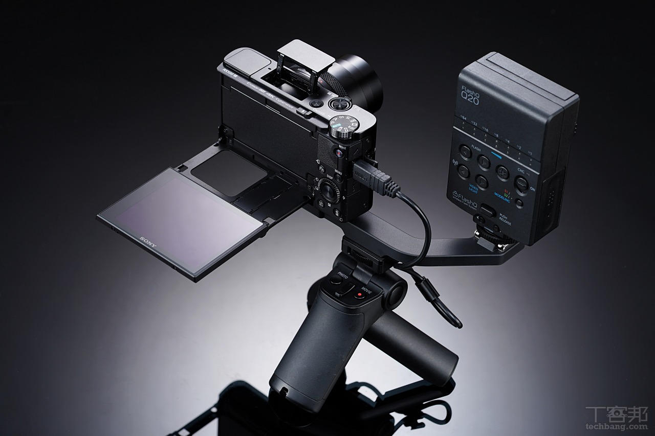 從後側可看到翻轉螢幕提供了非常廣的監看視野，相機與右邊配件亦不會相互干擾。