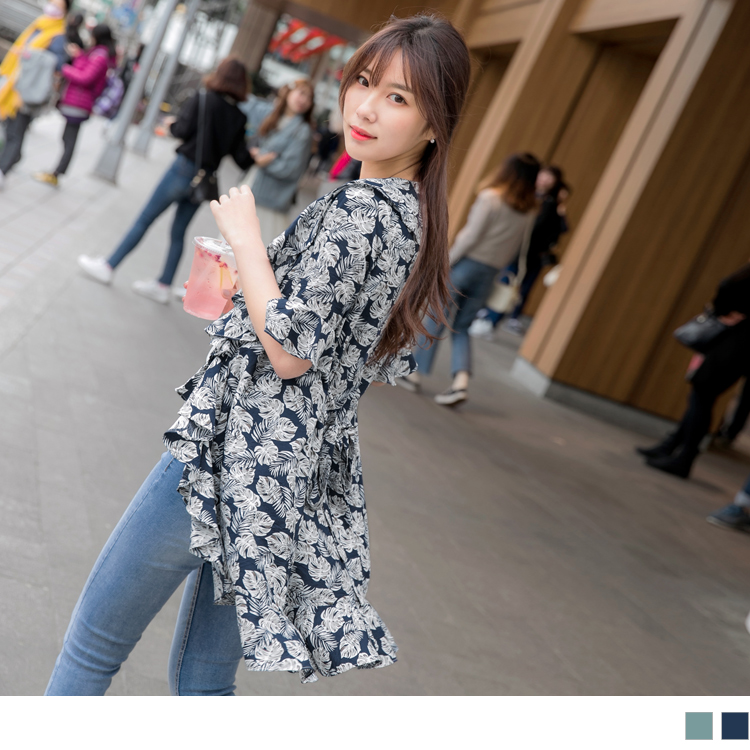 採用柔軟的面料使肌膚舒適在一整天， 腰肩綁帶可修飾腰部曲線且造型感加分! 喇叭袖剪裁不挑手臂穿著展現時髦感設計， 滿版的樹葉印花打造渡假感的迷人穿著~ ************** 小提醒： 綁帶可調