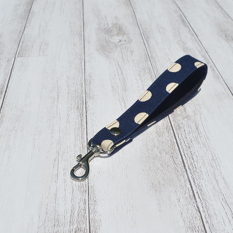 百用腕帶，可以當鑰匙圈的勾繩，也可以勾掛在任何的收納包、包包或手機包上。 套在手腕上，讓您輕易拿取，不會輕易掉落。