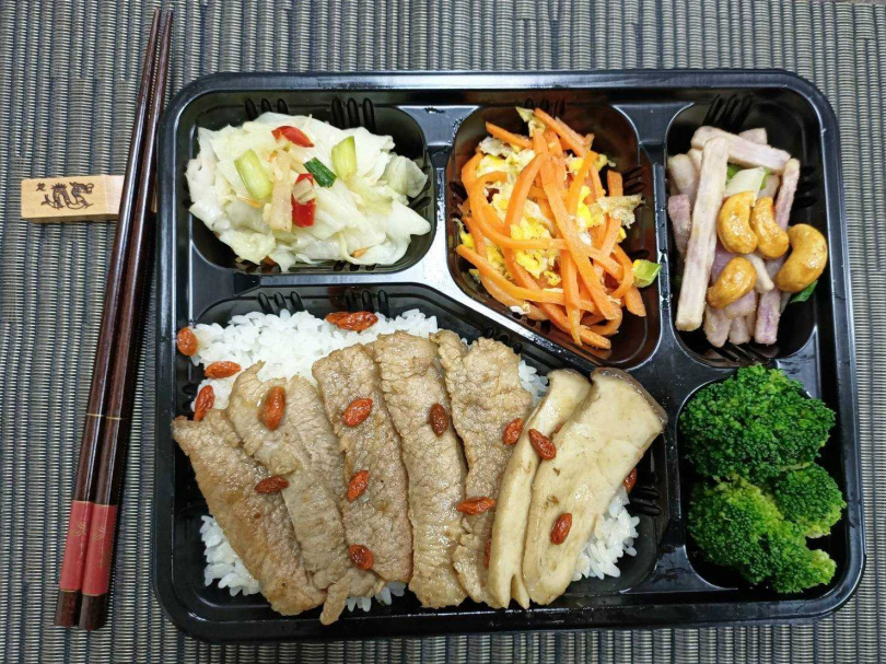 麻油松阪豬便當以口感極佳的松阪豬肉，與象徵媽媽味的簡單暖胃食材。（圖／臺灣鐵路管理局）