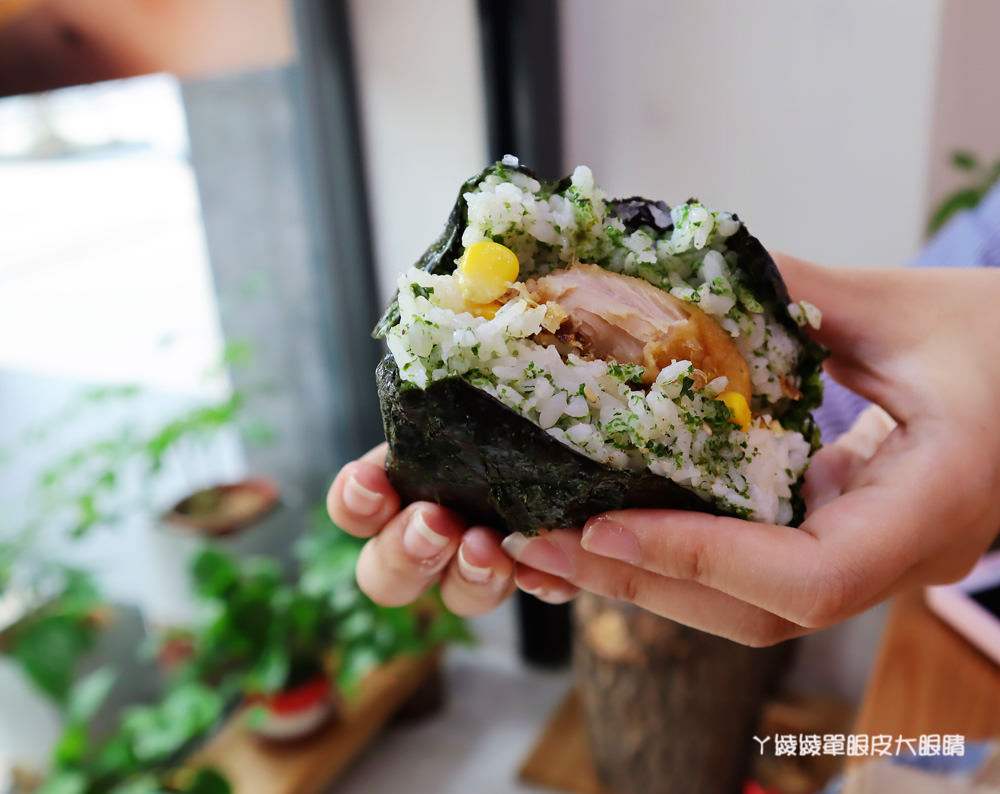 新竹竹北早餐推薦必吃！米八手作飯糰，比超商御飯糰還要大兩倍的巨無霸三角飯糰