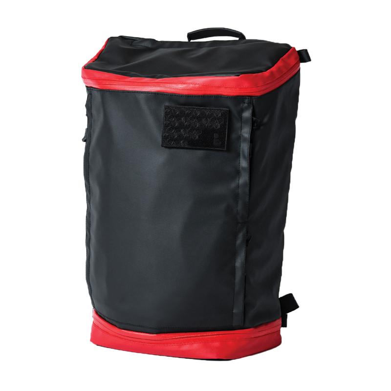 堅韌材質展現出超耐磨、耐刮，以及超強防水特性。 產品介紹 *「龜殼」花紋防水罩，不再懼怕滂沱大雨，甚至還更賞心悅目。 *多用途電線孔，讓您充電或聽音樂超方便。 *雙面墊設計，安全地保護您的平板和筆電。