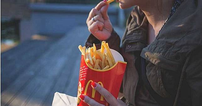 麥當勞埋14個月！薯條發霉變綠、奶昔結塊　他邊吞邊嘔：沒那麼糟