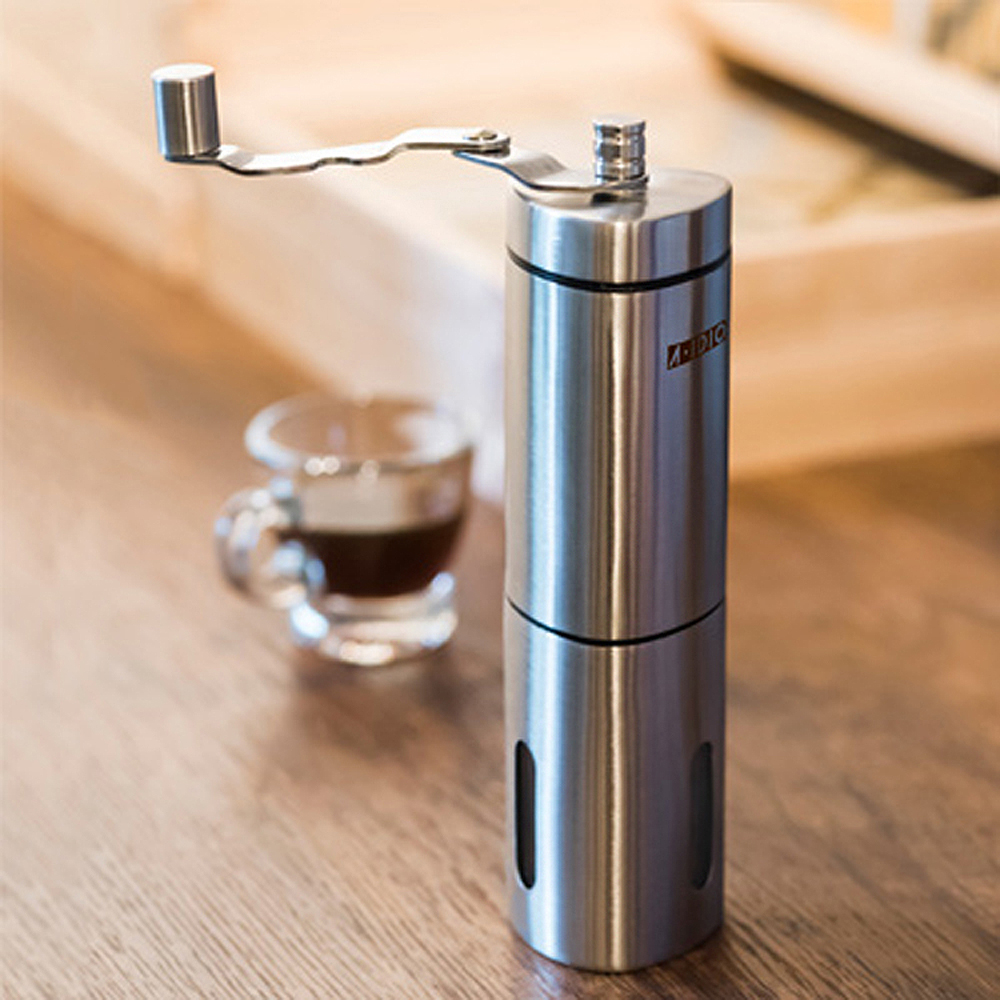 ．圓潤三角造型，好握省力，手柄可折疊伸縮，方便收納。．轉軸不晃動，粉粒均勻，精密陶瓷磨芯，低溫研磨保留原味。．手柄無須取出，上蓋即可直接打開，卡榫設計，上蓋及粉槽可輕易打開結合．粉槽雙層設計，避免手溫