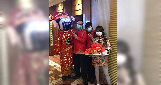 金錢豹小姐戴口罩陪酒　顧客怨：怎麼挑小姐？