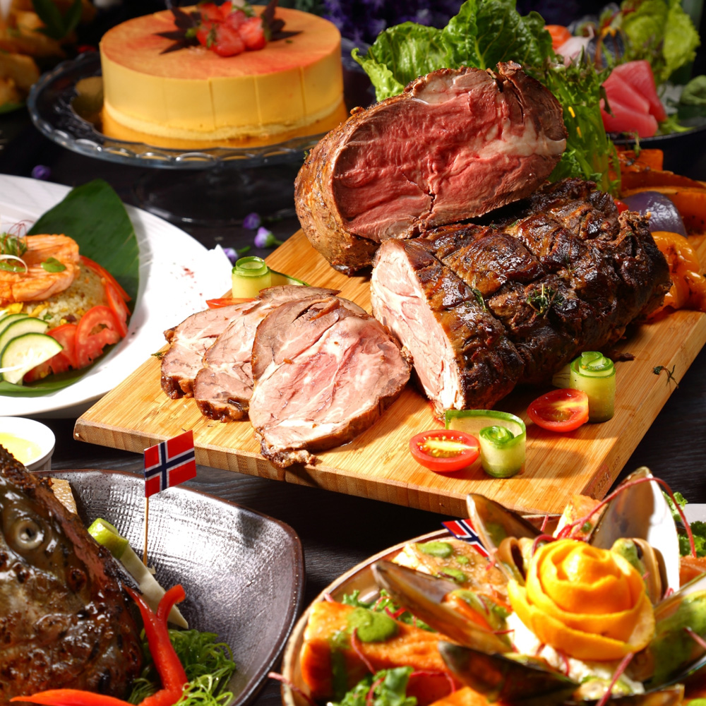 擁有300坪寬大空間，300席舒適座位區，規劃各國美食料理區，提供150道以上的豐富美食佳餚，眾多佳餚宛如穹頂繁星，摘取每一道星級料理，滿足您的味蕾、驚艷五感體驗，點綴最值得慶祝的精彩時分！餐廳餐檯規