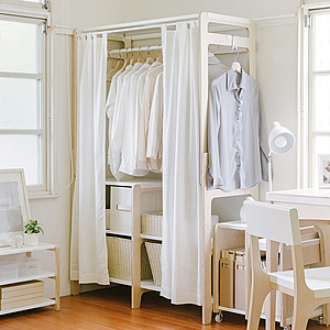 快速組裝，組裝時間：20分鐘，吊衣桿可吊起百件衣服，承重60公斤，層板設計一高一低，長大衣和...