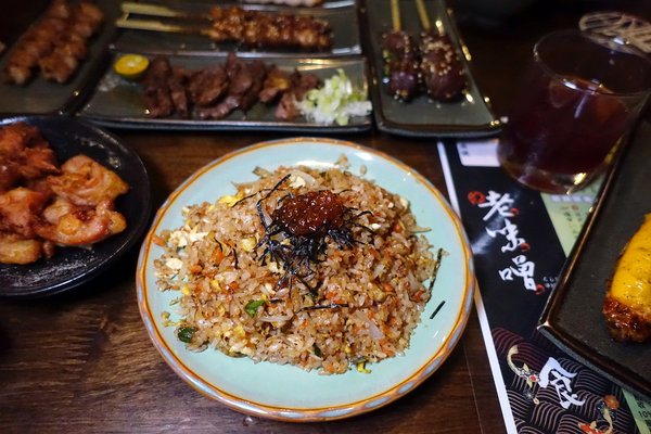 板橋深夜美食-老味噌居酒屋，江子翠捷運美食，板橋江子翠好吃串燒，能開心吃燒烤喝酒的板橋人氣宵夜推薦 