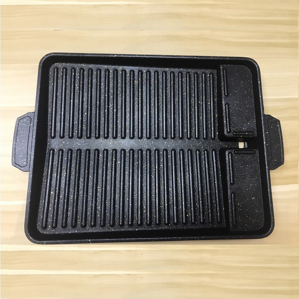 - 麥飯石塗層，導熱迅速、清潔方便- 一體成形，有四腳支架穩穩卡住各種爐具- 貼心漏油孔，多餘油脂循著溝槽滴出- 雙格平面烤區設計，適合煎烤起司等配料烤肉就是拼速度，好烤、易熟、又好洗！再也不用換網子