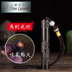 ◎小巧方便攜帶，使用便利，印尼黑檀木製，適宜送禮|◎３秒即可點燃，只需吹氣|◎６秒自動熄滅，保障安全類型:擺飾材質:木頭顏色:黑色系尺寸:140cm以下尺寸說明:-內容件數:-