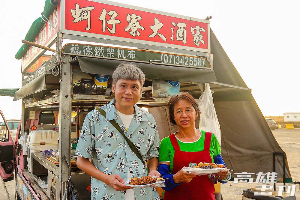 余吉興和媽媽蔡幸玲兩人打理蚵仔寮大酒家，讓蚵仔寮特有的地標屹立不搖(攝影/Carter)