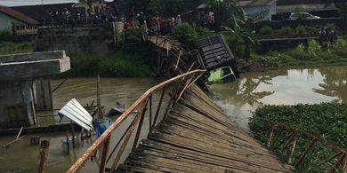 Dilintasi Truk, Jembatan di Demak Roboh