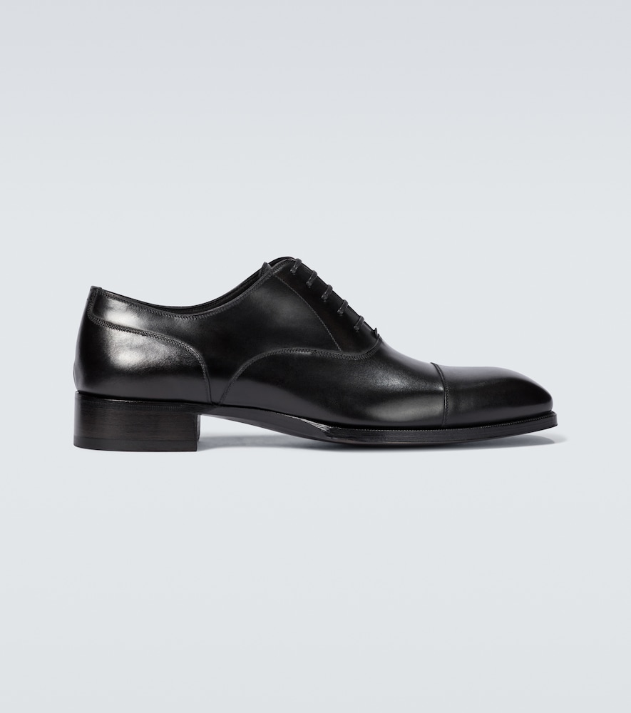 Crafted from smooth black leather, these formal shoes from Tom Ford have a cap-toe design, and are c