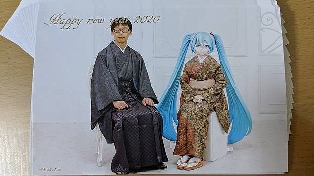 近藤印製夫妻倆的新年賀卡 (圖／翻攝自近藤顯彥推特)