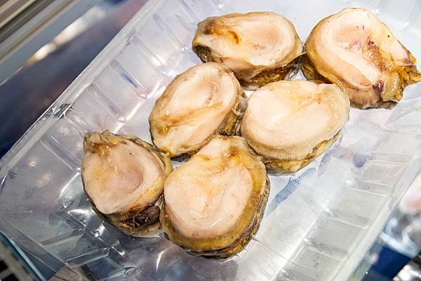 【宜蘭景點】溪和水產觀光工廠-2021年全新開幕！好玩又有趣的漫畫式簡介，多種免費海鮮試吃，飯糰ＤＩＹ與現煮海鮮ＤＩＹ活動玩不膩，美味多種魚料理，門票全抵消費的必玩室內景點