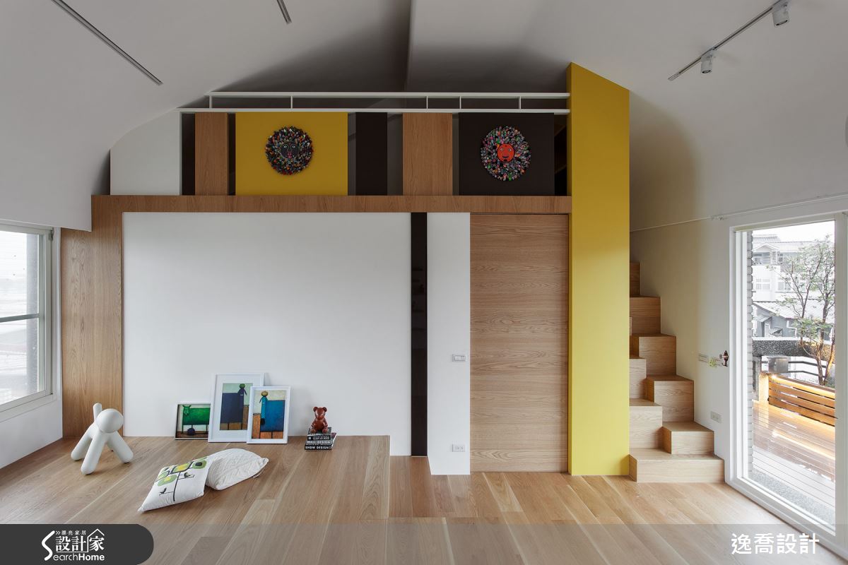 通往閣樓的樓梯採用錯落的立體方塊構成，節省空間的同時也獨具創意。