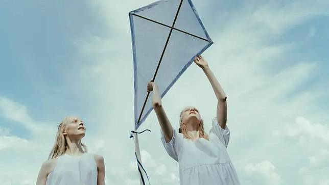 Bikin Penasaran, Cek Arti Mimpi Layangan Putus Yang Perlu Diketahui |  Fimela | Line Today