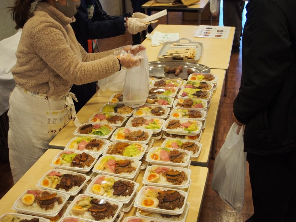 このままでは死んでしまう コロナ禍で迎えた正月 大人食堂に来たホームレス男性