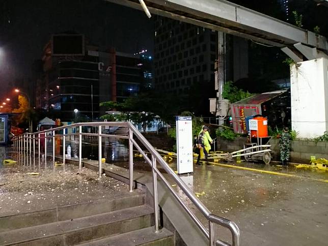Truk Hilang Kendali Terbalik Di Dukuh Atas Ada Korban Luka Okezone Com Line Today