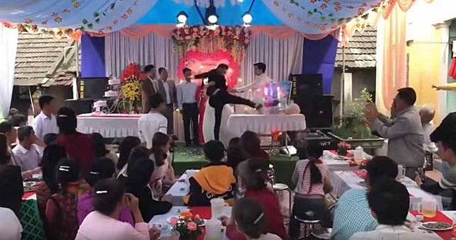 婚禮台上羞辱新娘窮　不能對自己爸爸出手…新郎踹翻香檳塔出氣