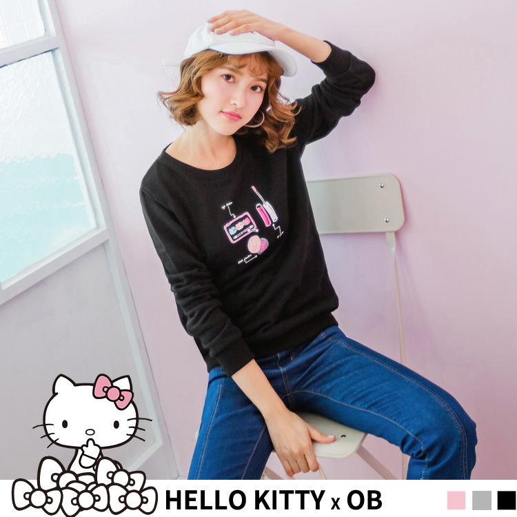 青春亮眼的HELLO KITTY燙印造型圖案，打造活麗俏皮的少女風格~ 不退流行的大學衛衣版型剪裁，讓妳搭出率性與休閒的街頭時髦LOOK! ********************** 小提醒： 深色