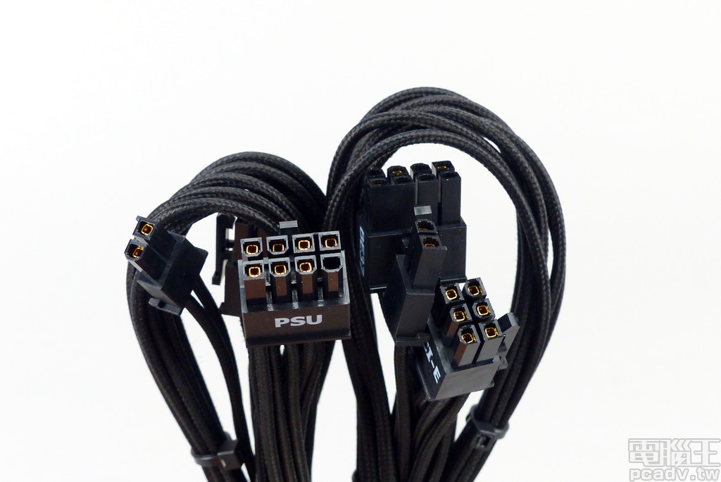 2 條 PCIe 6+2pin CableMod 版本，單一線材僅安排 1 個 PCIe 6+2pin 插頭