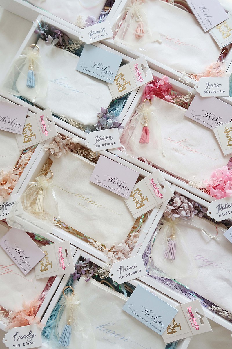 這款側姊妹側孭袋可加上名字或任何字句， 姊妹們可以在您的婚禮上裝小物用， 例如錢包和化妝品，伴娘也可以幫新娘保管身份證和電話等等喔~十分實用！ 婚禮完成後，姊妹們可以把孭帶拆下當化妝包之用，是一件一舉