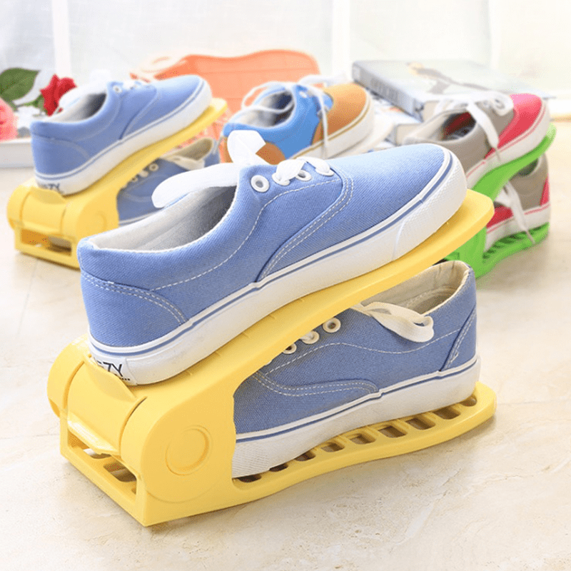 運動鞋、皮鞋、高跟鞋...鞋子愈買愈多，又雜又亂塞不下嗎？推薦您雙層收納鞋架，立即創造50%收納空間，再也沒有裝不下的問題！可調節4段檔位調整高度，上層防滑條及安全檔設計，防止鞋子滑落，下層鏤空設計，