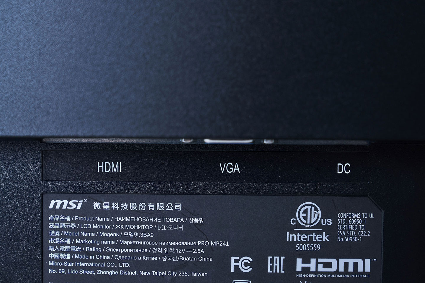 PRO MP241 提供了 HDMI 與 VGA（D-Sub）雙視訊介面。