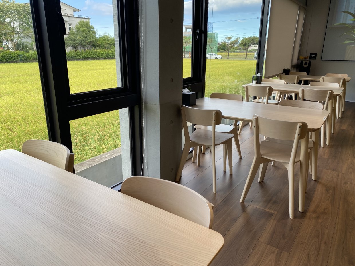 欣賞稻田享受下午茶