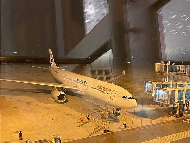 終於到家了 武漢包機午夜抵達桃園機場